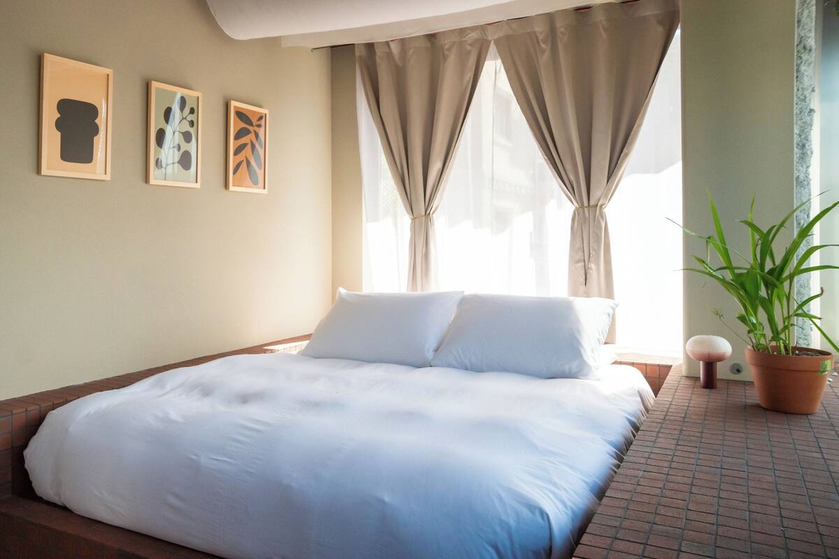 Phòng đôi tiện nghi đơn giản, 1 giường cỡ queen, phòng tắm riêng, quang cảnh thành phố | Bộ đồ giường kháng dị ứng, két bảo mật tại phòng, màn/rèm cản sáng