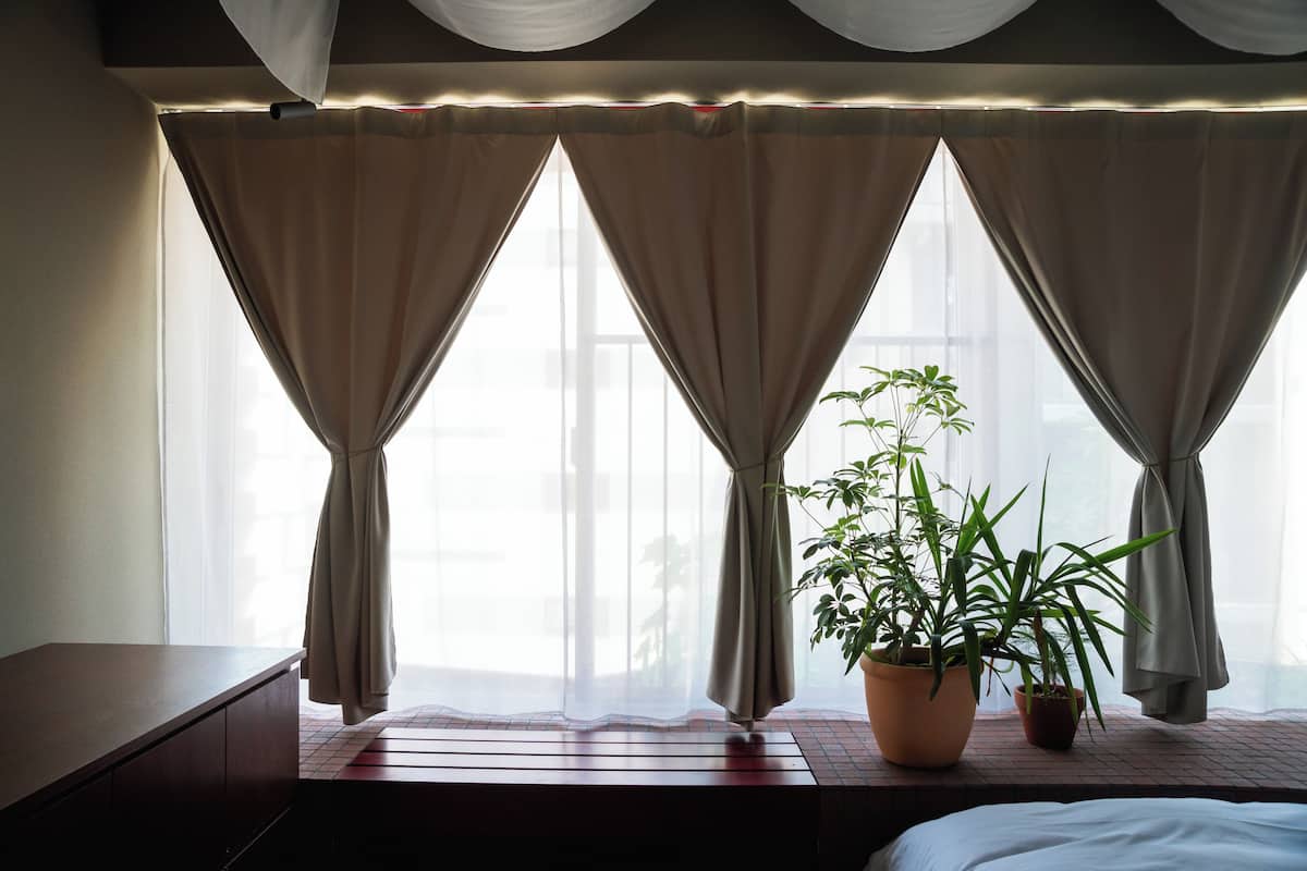 Bộ đồ giường kháng dị ứng, két bảo mật tại phòng, màn/rèm cản sáng