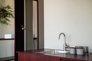 Design Suite, City View | In-room safe, blackout drapes, iron/ironing board, free WiFi