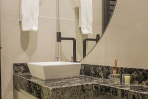 Basic House | Bilik Mandi | Pancuran mandi, tuala disediakan, tisu tandas