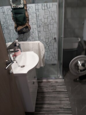 Shower, jetted tub, towels, soap - Wonderful apartment in Croatia on the Adriatic with nice hosts (Banjevci)