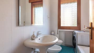 Asciugacapelli, bidet, asciugamani, sapone