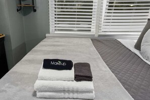 2 bedrooms, iron/ironing board, travel cot, WiFi