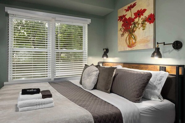 2 bedrooms, iron/ironing board, travel cot, WiFi