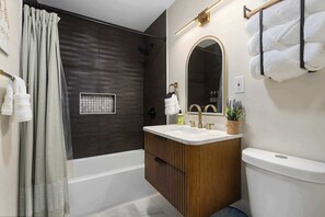 Een douche, een haardroger, handdoeken