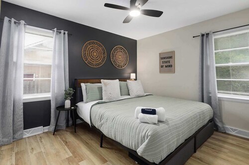 Kings Beds w/TV in Every Room_Near DT LeesSummit!