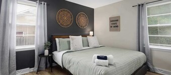 Kings Beds w/TV in Every Room_Near DT LeesSummit!