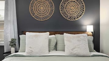 4 habitaciones, escritorio y tabla de planchar con plancha