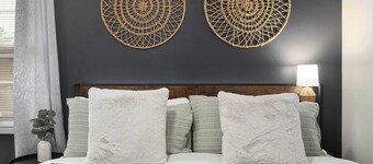 Kings Beds w/TV in Every Room_Near DT LeesSummit!