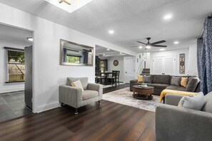 TV, video games - Great Large Home|Fenced Yard|Sleeps11|King Beds (Lenexa)