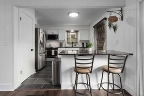 Een koelkast, een microgolfoven, een oven, een kookplaat