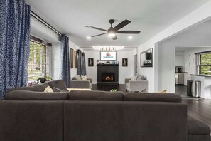 TV, video games - Great Large Home|Fenced Yard|Sleeps11|King Beds (Lenexa)