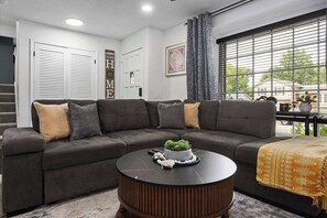 TV, video games - Great Large Home|Fenced Yard|Sleeps11|King Beds (Lenexa)