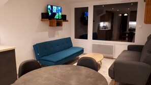 Fernseher, DVD-Player, Bücher, Videothek