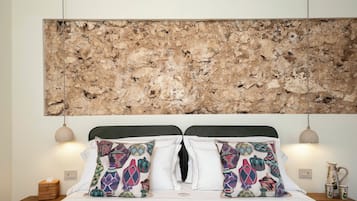 Habitación de diseño doble, vistas al patio | Ropa de cama de alta calidad, colchones viscoelásticos, minibar