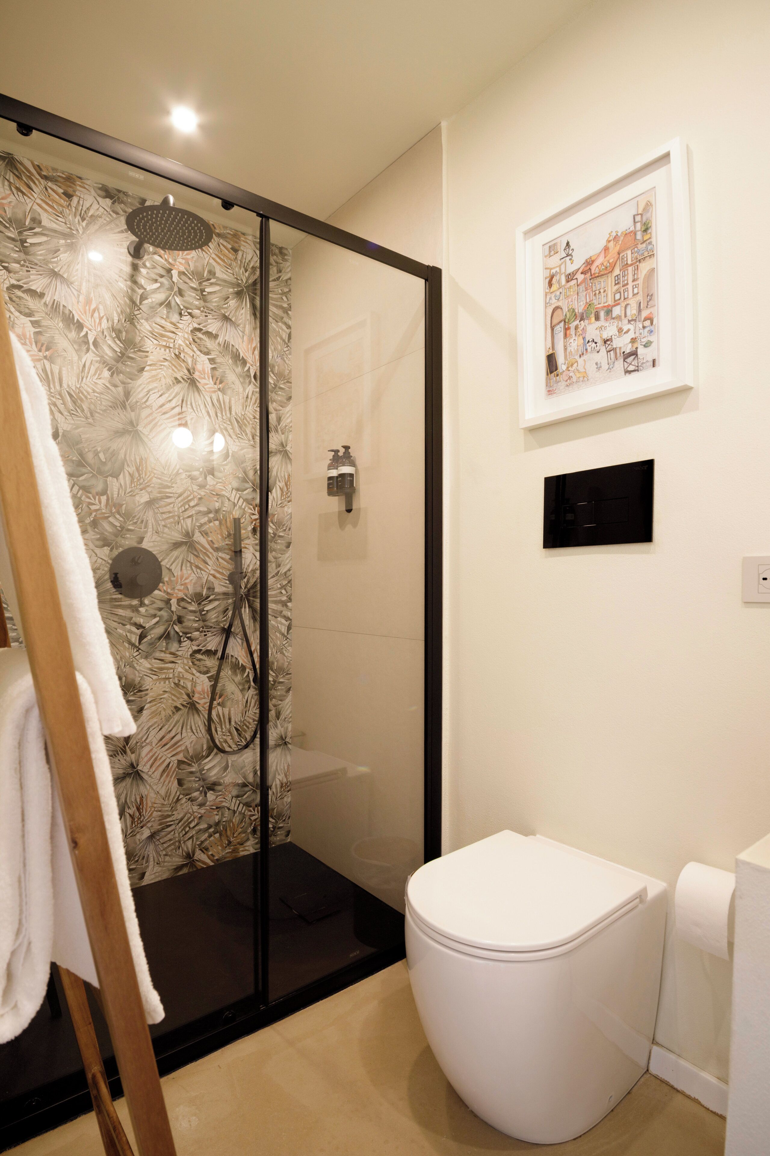 Habitación doble de diseñador, vista al patio | Baño | Regadera, amenidades de baño de diseñador, secadora de cabello, batas 