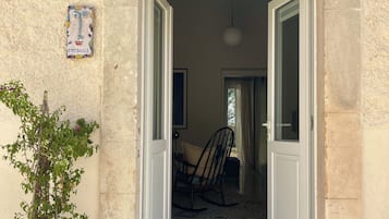 Habitación triple, vista al jardín | Cortinas blackout, insonorización y tabla de planchar con plancha