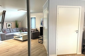 Apartment, 2 Schlafzimmer, Küche, Blick auf die Anlage | Wohnbereich