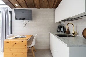 Standard Studio, Lake View, Beachfront | Private kitchen