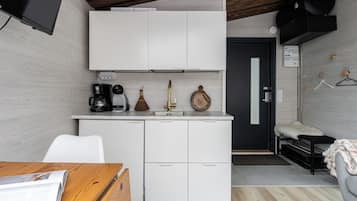 Standard-studio, järvinäköala, rannan lähellä | Yksityinen keittiö | Minijääkaappi, mikroaaltouuni, kahvin-/teenkeitin