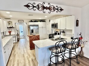 冷蔵庫、電子レンジ、オーブン、コンロ