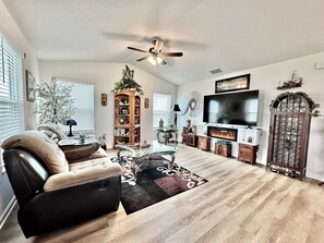 Smart-TV, Kamin, DVD-Player, Drucker