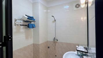 Bañera con ducha, secador de pelo, toallas, jabón