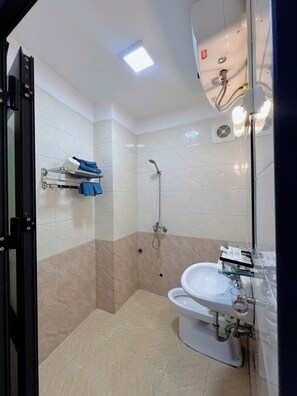 Deluxe Room | Bathroom | Combined shower/bathtub, hair dryer, towels, soap