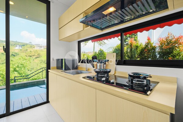Villa, 4 habitaciones, vista a la montaña | Cocina privada | Refrigerador con congelador, microondas, parrilla de estufa y arrocera