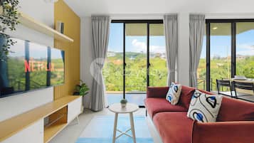 Villa, 4 habitaciones, vistas a la montaña | Sala de estar | Smart TV de 50 pulgadas con canales por cable, Netflix