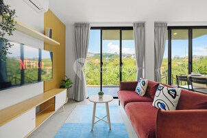 Villa, 4 soverom, fjellutsikt | Oppholdsrom | En 50-tommers smart-TV med kabel-kanaler samt Netflix