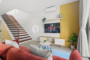 Vil·la, 4 dormitoris, vistes a la muntanya | Sala d'estar | Televisor intel·ligent de 50 polzades amb canals per cable i Netflix 