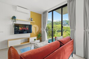 Villa, 4 soverom, fjellutsikt | Oppholdsrom | En 50-tommers smart-TV med kabel-kanaler samt Netflix