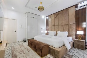 3 chambres, fer et planche à repasser, Wi-Fi, draps fournis
