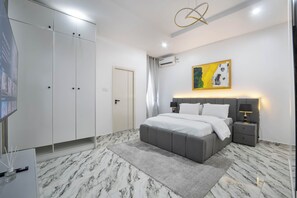 3 bedrooms, iron/ironing board, travel crib, free WiFi