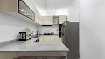 Geladeira, micro-ondas, fogão, cooktop