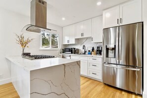 Casa (4 Bedrooms) | Cocina privada | Microondas, horno, cafetera y tetera y utensilios de cocina 