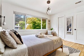 Hus (4 Bedrooms) | 4 sovrum, skrivbord, arbetsyta för laptop och strykjärn/strykbräda
