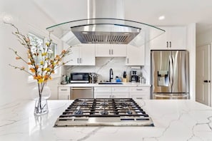 House (4 Bedrooms) | Private kitchen | Microwave, oven, coffee/tea maker, dining tables