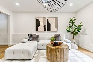 Ferienhaus (4 Bedrooms) | Wohnbereich | 43-Zoll-Flachbildfernseher mit Kabelempfang, Tischfußball