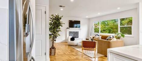 House (4 Bedrooms) | Living area | 43-inch flat-screen TV with cable channels, foosball