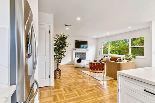 House (4 Bedrooms) | Living area | 43-inch flat-screen TV with cable channels