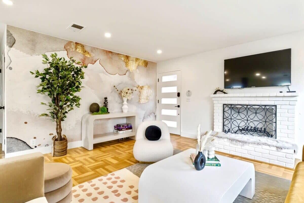 House (4 Bedrooms) | Living area | 43-inch flat-screen TV with cable channels, foosball