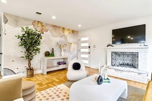 ハウス (4 Bedrooms) | リビング エリア | 43 インチの薄型テレビ (ケーブル放送視聴可)、テーブルサッカー台
