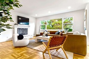 House (4 Bedrooms) | Living room
