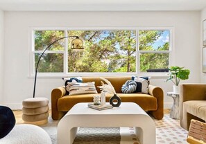 Casa (4 Bedrooms) | Área de sala de estar | Televisión de pantalla plana de 43 pulgadas con canales por cable 