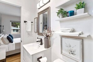 Ferienhaus (4 Bedrooms) | Badezimmer | Handtücher, Seife, Shampoo, Toilettenpapier