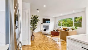 Hus (4 Bedrooms) | Oppholdsområde | En 43-tommers Flatskjerm-TV med kabel-kanaler samt fotballspill