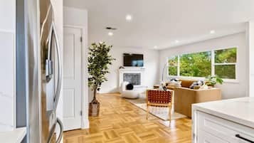 House (4 Bedrooms) | Living area | 43-inch flat-screen TV with cable channels, foosball