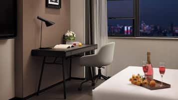 Habitación superior con 2 camas individuales, vistas a la ciudad | Ropa de cama de alta calidad, colchones viscoelásticos, escritorio